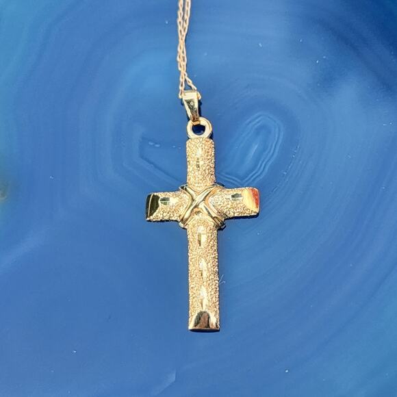 14K Yellow Gold Diamond Cut Cross Pendant Link Necklace - Picture 4 of 13